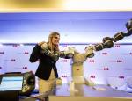 Robôs que trabalham lado a lado com operários chegam à indústria do país